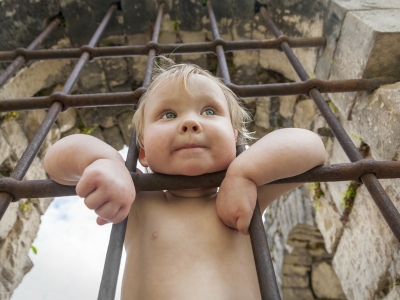 Se i bambini passano meno tempo all’aria aperta dei carcerati