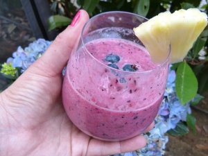 Frullato con cocco, mirtilli e ananas