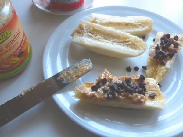 Banana, burro di mandorle e gocce di cioccolata