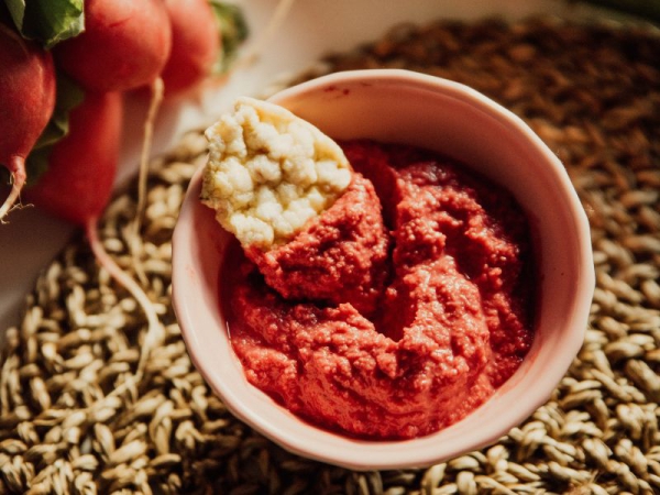 Hummus di ravanelli, rosso e delizioso