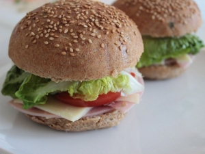 Il pane integrale per hamburger fatto in casa