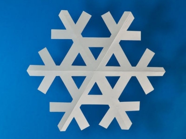 Come realizzare un fiocco di neve di carta