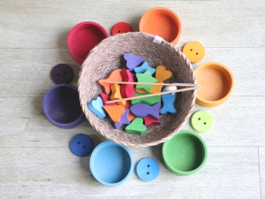 I materiali per i travasi solidi Montessori a seconda dell’età