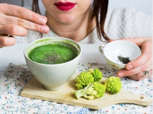 Vellutata verde di erbette, cavoli e patate profumata al timo