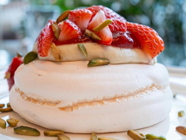 Pavlova: la ricetta base del dolce croccante fuori e morbido dentro