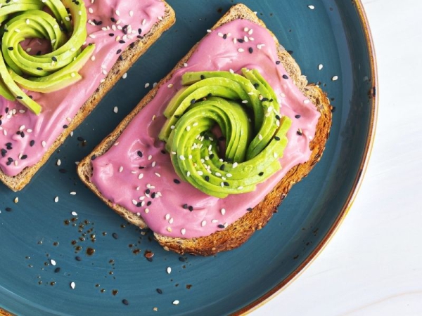 La maionese di barbabietola, rosa e deliziosa