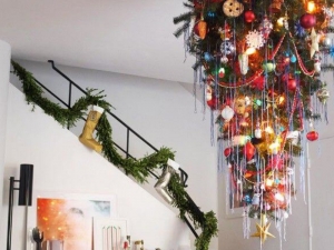 Gli alberi di Natale appesi al soffitto