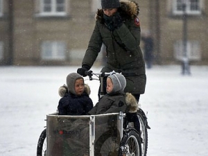 Dalle principesse del Nord Europa il buon esempio delle mamme in bicicletta