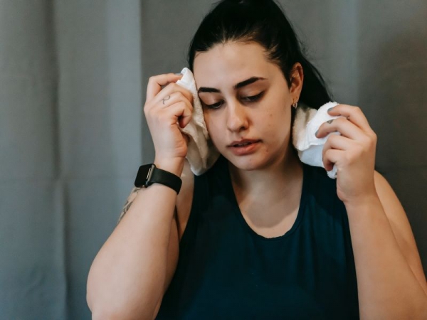 Trucchi e consigli per combattere il sudore