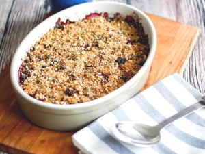 Torta crumble mele e frutti rossi