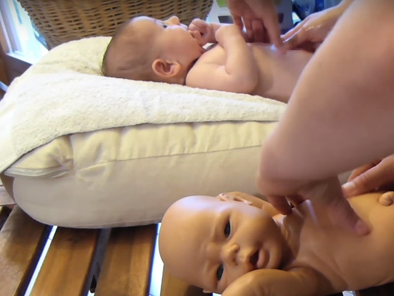 Come effettuare il massaggio al pancino per coliche e stipsi