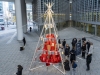 A Milano c'è un albero di Natale fatto tutto di libri: da vedere!