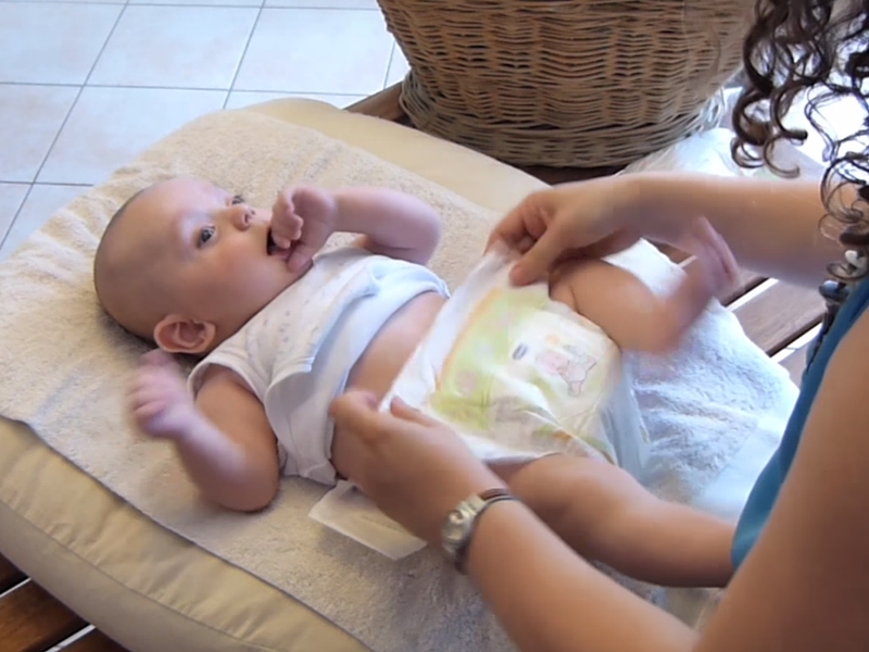 Il cambio del pannolino del bambino