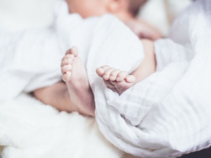 I primi bagnetti: come lavare e proteggere la pelle del neonato