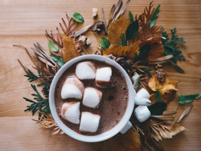 Cioccolata calda con mini marshmallow, la ricetta invernale