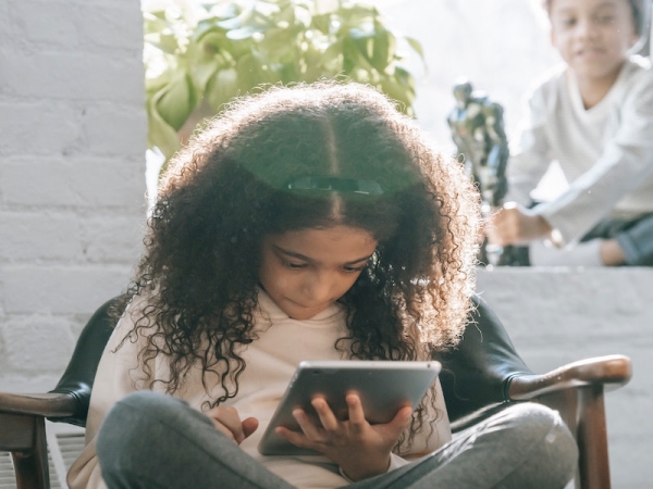 Niente internet fino ai 9 anni: le nuove raccomandazioni di pediatre e pediatri