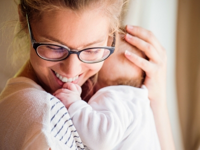 Perchè le mamme portano i bambini in braccio sul fianco sinistro