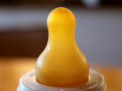 Devo sterilizzare ciucci e biberon?