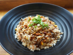 Egg fried rice, la ricetta del riso saltato con verdure e uovo