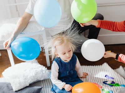 Ma cos'è l'elettricità statica? Un semplice e divertente esperimento per spiegarla ai bambini